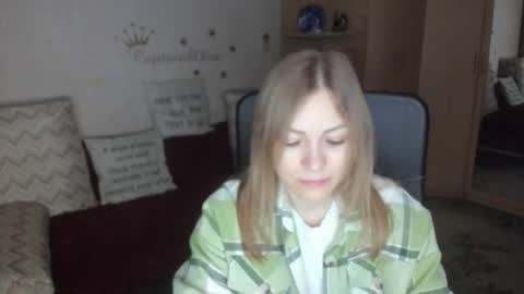 Snapshot of sirenasilk chatting on 12-16-25, 03:33 sirenasilk online show from 12-16-25, 03:33