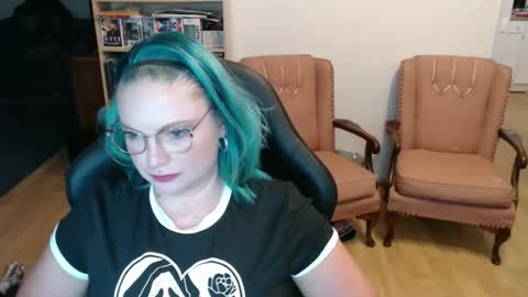 Snapshot of sireneserpens chatting on 01-22-25, 11:45 Sirene Serpens online show from 01-22-25, 11:45