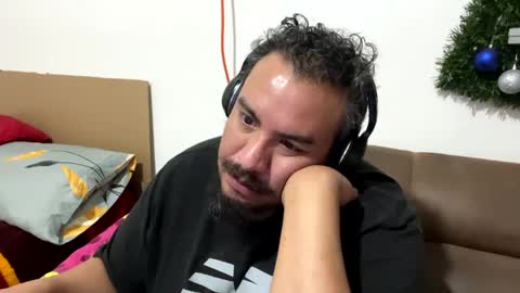 Snapshot of skinhell chatting on 12-28-24, 12:04 Elias online show from 12-28-24, 12:04