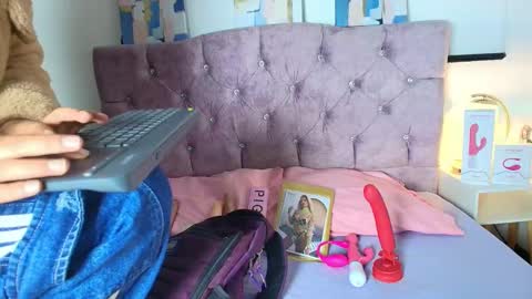 skye moore online show from 10-01-25, 12:11