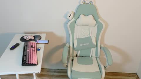 Snapshot of skye_nerdy chatting on 09-24-25, 04:05 SKYE. online show from 09-24-25, 04:05