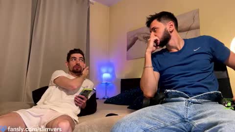 Snapshot of slimvers chatting on 12-21-25, 07:21 Art online show from 12-21-25, 07:21