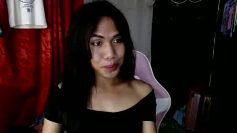 Snapshot of slutqueen_raz chatting on 12-23-24, 11:17 Raz online show from 12-23-24, 11:17