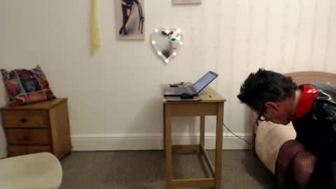 Snapshot of slutsuzy chatting on 01-08-25, 09:55 Slut Suzy online show from 01-08-25, 09:55