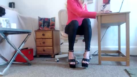 Snapshot of slutsuzy chatting on 01-16-25, 09:27 Slut Suzy online show from 01-16-25, 09:27