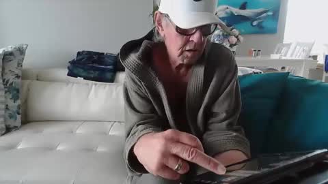 Snapshot of smallpenisbigtongue chatting on 01-08-25, 06:20 Daddy online show from 01-08-25, 06:20