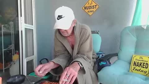 Snapshot of smallpenisbigtongue chatting on 03-04-25, 01:17 Daddy online show from 03-04-25, 01:17