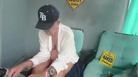 Snapshot of smallpenisbigtongue chatting on 09-30-25, 01:05 Daddy online show from 09-30-25, 01:05