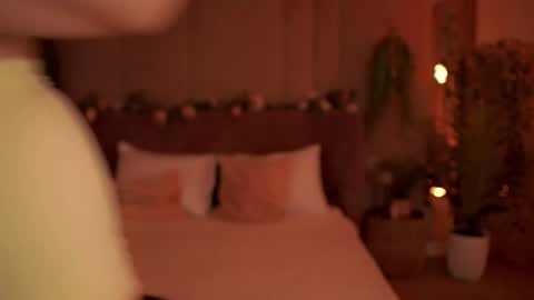 Mia online show from 09-18-25, 05:09