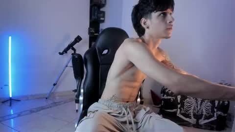 Snapshot of snakebutterfly chatting on 10-19-25, 06:03 snakebutterfly online show from 10-19-25, 06:03