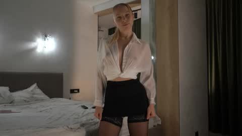 Candice Snow online show from 10-14-25, 03:57