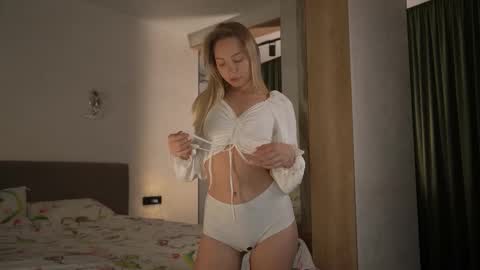 Candice Snow online show from 11-21-25, 02:16