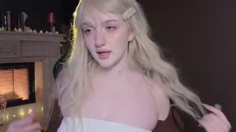 Snapshot of snowflakeskitty chatting on 07-18-26, 05:22 Ellie online show from 07-18-26, 05:22
