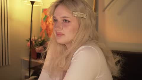 Snapshot of snowflakeskitty chatting on 07-19-26, 05:33 Ellie online show from 07-19-26, 05:33