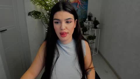 Snapshot of snowingwinter chatting on 12-21-25, 07:21 snowingwinter online show from 12-21-25, 07:21