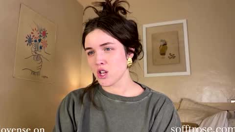 Julia    online show from 01-22-25, 02:04