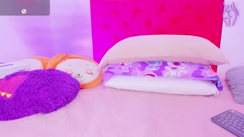 Snapshot of sofia_girl_ chatting on 12-04-24, 06:33 SOFIA online show from 12-04-24, 06:33