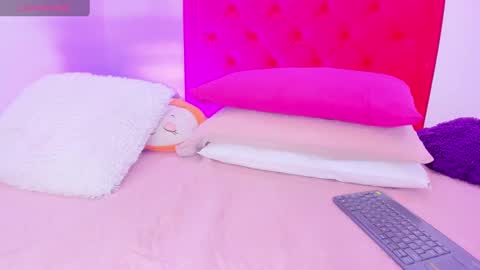 Snapshot of sofia_girl_ chatting on 12-06-24, 07:32 SOFIA online show from 12-06-24, 07:32