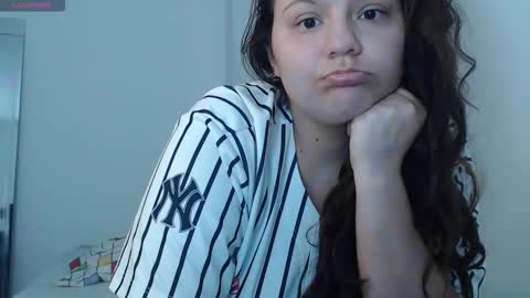 Snapshot of sofiamooon_ chatting on 12-22-25, 12:24 sofiamooon_ online show from 12-22-25, 12:24