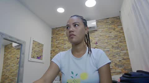 Snapshot of sofianena chatting on 01-03-25, 06:46 love online show from 01-03-25, 06:46