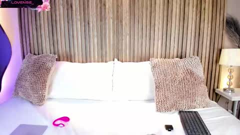 Snapshot of sofiaorange chatting on 12-14-25, 05:51 Sofiaorange online show from 12-14-25, 05:51