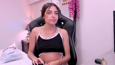 Snapshot of sofiarouge_ chatting on 12-28-24, 08:25 Sofia Help me reach 5K followers online show from 12-28-24, 08:25