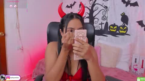 Snapshot of sofiaxmiller chatting on 10-17-25, 12:01 Danna Sofia online show from 10-17-25, 12:01
