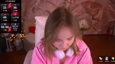 Snapshot of sofiebloom chatting on 01-18-25, 09:02 Sofie online show from 01-18-25, 09:02