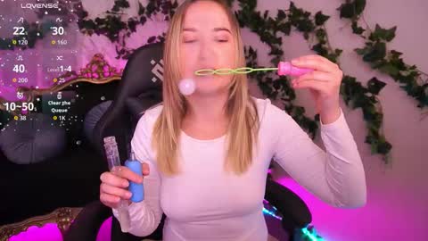 Snapshot of sofiebloom chatting on 10-16-25, 06:53 Sofie online show from 10-16-25, 06:53