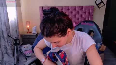 Snapshot of sofii_cute01 chatting on 02-06-26, 02:09 sofii_cute01 online show from 02-06-26, 02:09