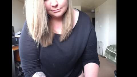 Snapshot of softerpeaches chatting on 03-07-25, 07:38 Rose online show from 03-07-25, 07:38