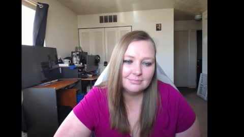 Snapshot of softerpeaches chatting on 03-12-25, 07:38 Rose online show from 03-12-25, 07:38