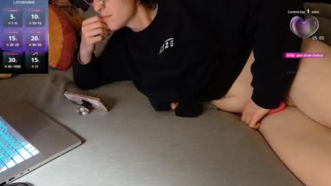 Snapshot of solaya_papaya chatting on 11-19-25, 09:09 solaya papaya jordan theythem online show from 11-19-25, 09:09