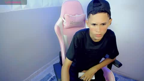 Snapshot of sombra_18 chatting on 06-23-26, 12:30 ESTEBAN online show from 06-23-26, 12:30