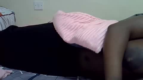 Snapshot of sonnia02 chatting on 12-16-25, 04:39 sonnia02 online show from 12-16-25, 04:39