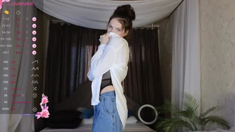 Snapshot of sophia_dreamy chatting on 01-06-25, 05:08 Sophia online show from 01-06-25, 05:08