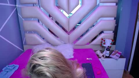 Snapshot of sophia_ny chatting on 02-19-25, 07:16 SOPHIA online show from 02-19-25, 07:16