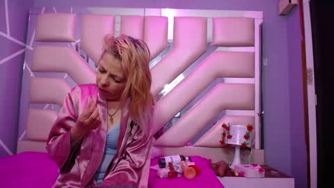 Snapshot of sophia_ny chatting on 02-26-25, 01:53 SOPHIA online show from 02-26-25, 01:53