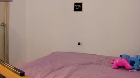 Snapshot of sophia_walkett chatting on 01-11-25, 04:25 Michelle online show from 01-11-25, 04:25