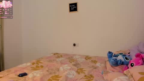 Snapshot of sophia_walkett chatting on 01-23-25, 03:32 Michelle online show from 01-23-25, 03:32