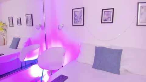 Sophia  online show from 12-19-25, 04:30