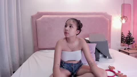Snapshot of sophiawhite__ chatting on 12-19-24, 01:29 SOPHIA online show from 12-19-24, 01:29