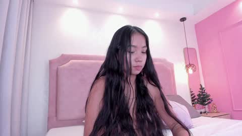 Snapshot of sophiawhite__ chatting on 12-20-24, 04:25 SOPHIA online show from 12-20-24, 04:25