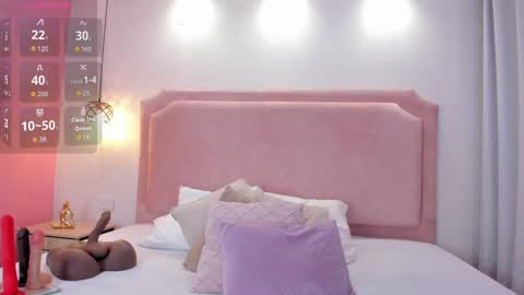 Snapshot of sophiawhite__ chatting on 09-30-25, 01:49 SOPHIA online show from 09-30-25, 01:49