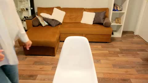 Sophie online show from 12-17-25, 03:07