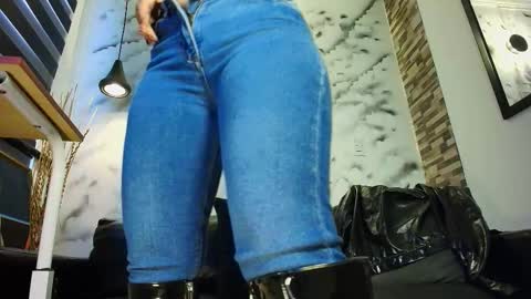 Sophie online show from 10-17-25, 01:03