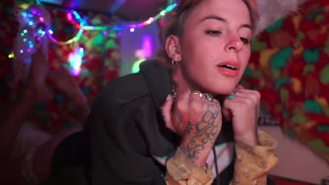 Snapshot of sophie_lovely chatting on 12-21-24, 05:58 derpy derpington online show from 12-21-24, 05:58