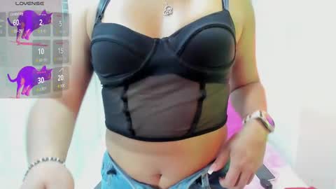 Snapshot of sophie_new25 chatting on 03-05-25, 12:33 sophie_new25 online show from 03-05-25, 12:33