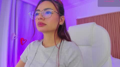 Snapshot of sophiecherry_ chatting on 03-11-25, 06:21 Sophie IG sophiecherry es online show from 03-11-25, 06:21