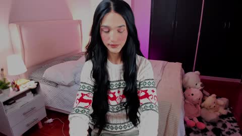 Snapshot of sophiecornett chatting on 12-17-24, 01:38    online show from 12-17-24, 01:38